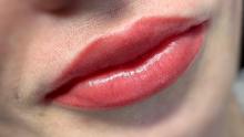 Нежный ПМ губ сразу после процедуры напыления цветом
